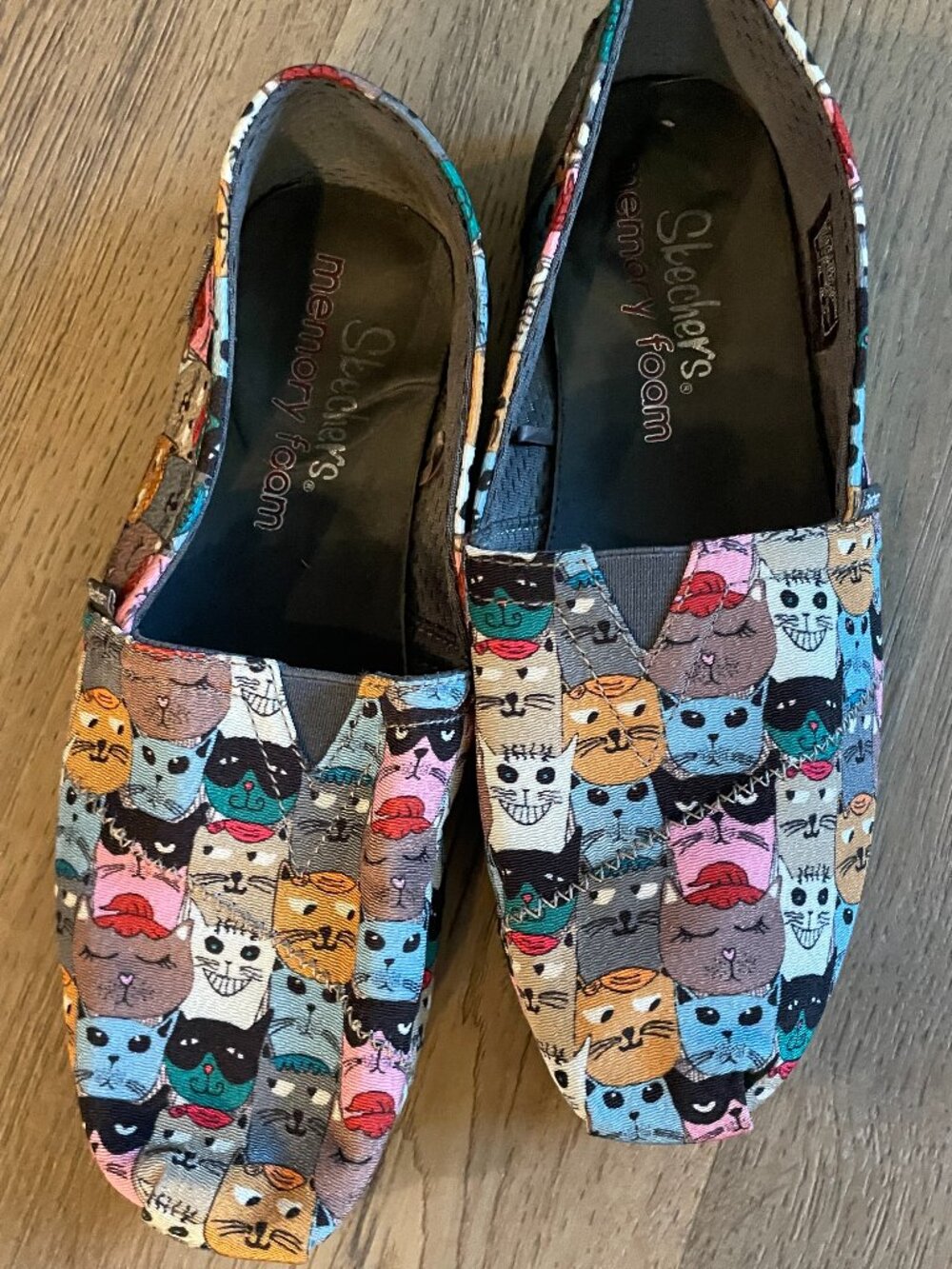 Womens Skechers Cats Faces Memory Foam Slip On Shoes Size 7 Casual!